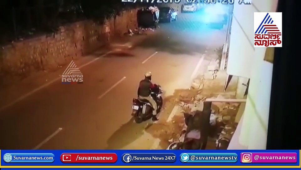 ಕೌಂಪೌಂಡ್‌ ಒಳಗಿಂದಲೇ ಬೈಕ್ ಕದ್ದೊಯ್ದ ಪೊಲೀಸರು..!