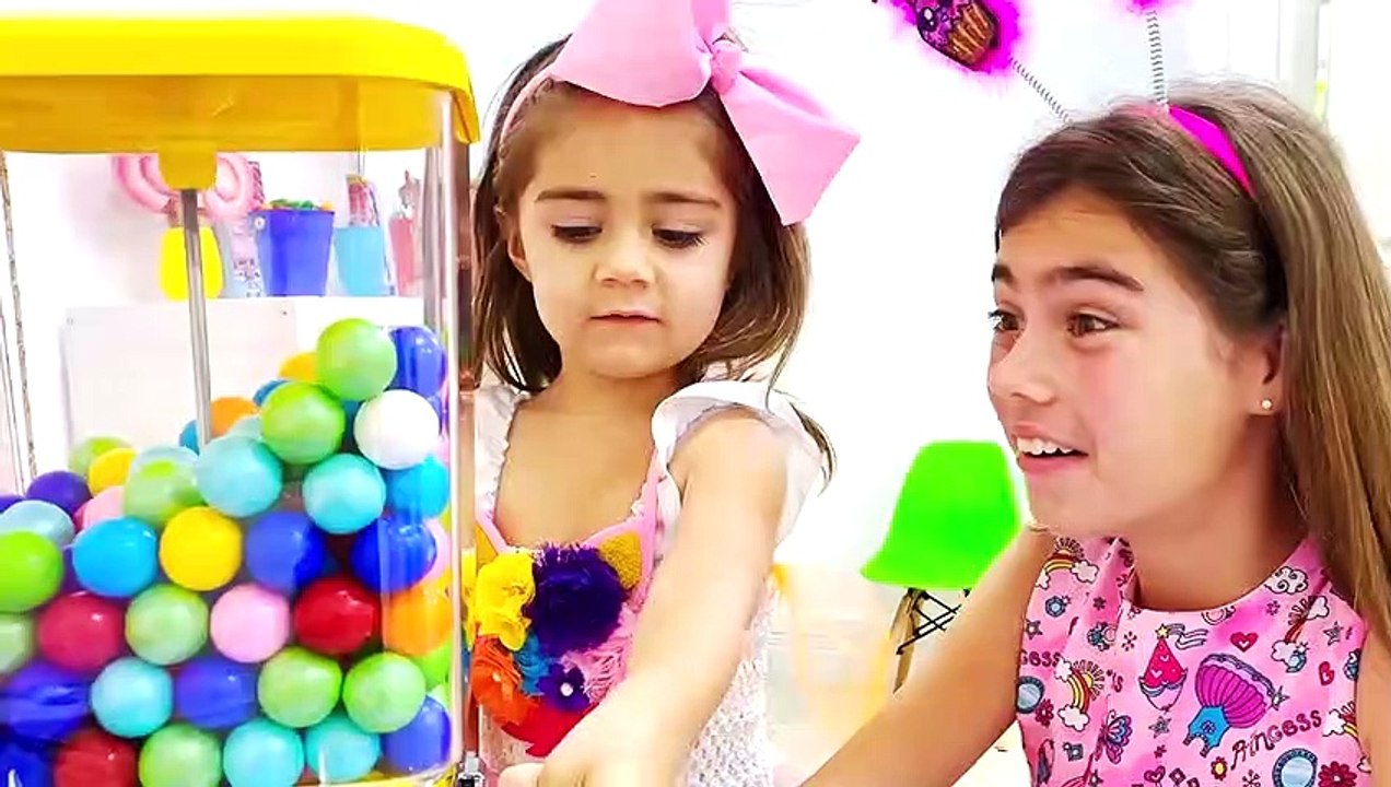 ناستيا وأرتيم وميا يلعبون بالحلويات