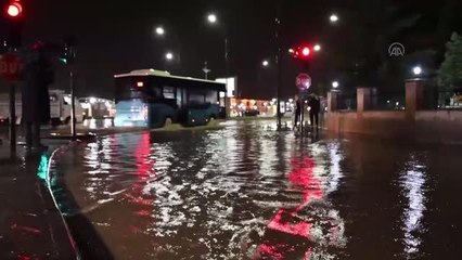 Sağanak nedeniyle yol çöktü, bazı evleri su bastı