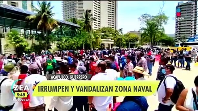 Normalistas irrumpen y vandalizan zona naval en Acapulco por caso Ayotzinapa