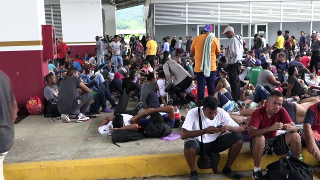 Migrantes en caravana reciben cientos de salvoconductos en México