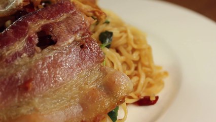 มาม่าผัดกะเพราเบคอน (Spicy Holy Basil Instant Noodles with Fried Bacon)