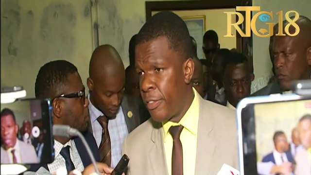 Ansyen senatè Carl Murat Cantave akonpaye ak avoka li reponn envitasyon pakè pòtoprens