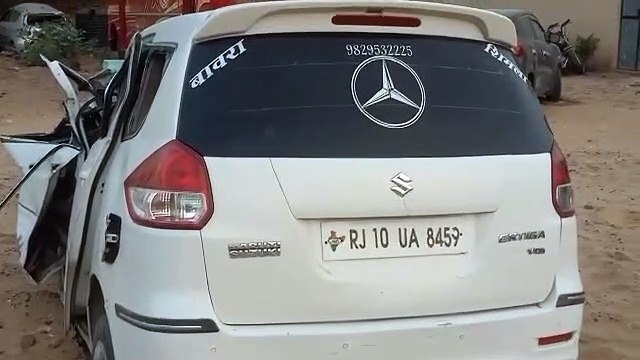 ट्रक - कार में जोरदार भिडंत, कार सवार छह में से चार की मौत, चकनाचूर हो गई कार