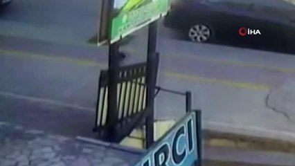 Yola atlayan küçük çocuğa otomobil çarptı... O anlar kamerada