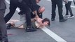 ABD Başkanı Biden'ı protesto eden kadına polisten çok sert müdahale! Yerlerde sürüklediler