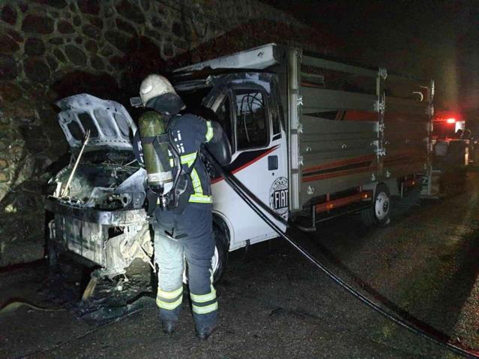 Arı kovanı yüklü kamyonet alev alev yandı, arılar son anda kurtarıldı