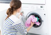 Mouchoir oublié dans le lave-linge, 3 astuces pour retirer les peluches