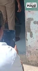 தடுப்பூசி முகாமில் புகுந்த பாம்பு; அலறி அடித்து ஓடிய மக்கள்!