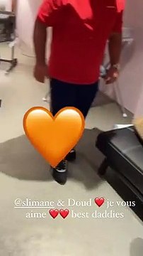 Vitaa dévoile une vidéo dans les coulisses du Versus Tour à Aurillac, où sa fille et celle de Slimane sont entre de bonnes mains. Instagram, le 8 juin 2022.