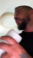 Slimane donne le biberon à sa fille Esmeralda. Instagram, juin 2022