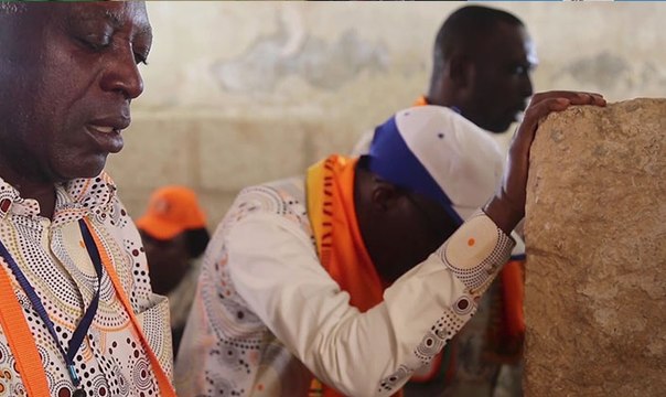 Pèlerinage en Israel : Les ivoiriens déposent leurs intentions de prière aux pieds des murs de lamentations