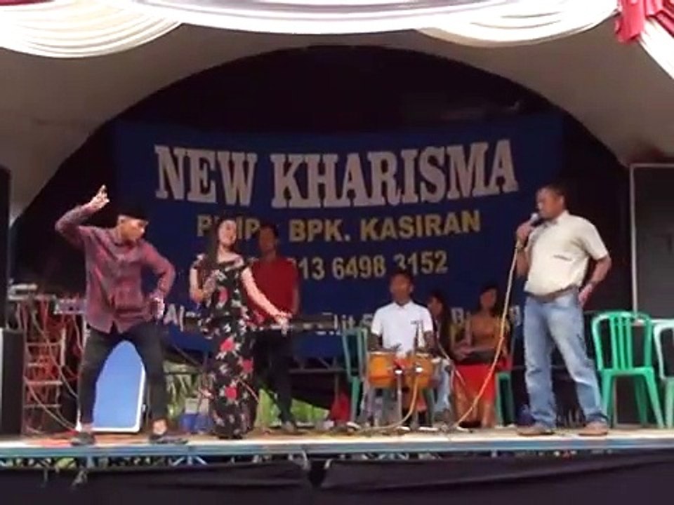 Kocak....!!! gara - gara orang ini joget di pentas, penyanyi hilang konsentrasi