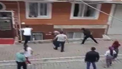 Esenyurt'ta kavga ettikleri kişinin evini taşladılar
