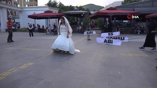 Kadına yönelik şiddeti sokak performansı ile protesto ettiler