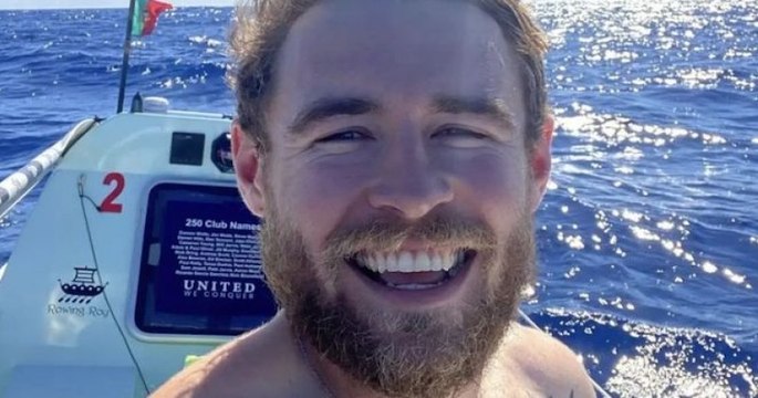 Seul en mer, il se retrouve nez à nez avec un requin