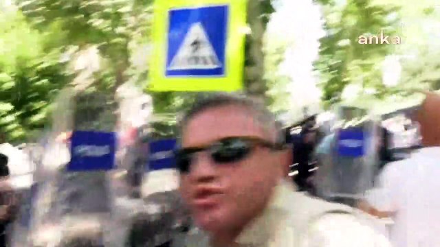 TÜİK önünde eylem yapmak isteyen Birleşik Kamu İş Konfederasyonu üyelerine polis müdahalesi