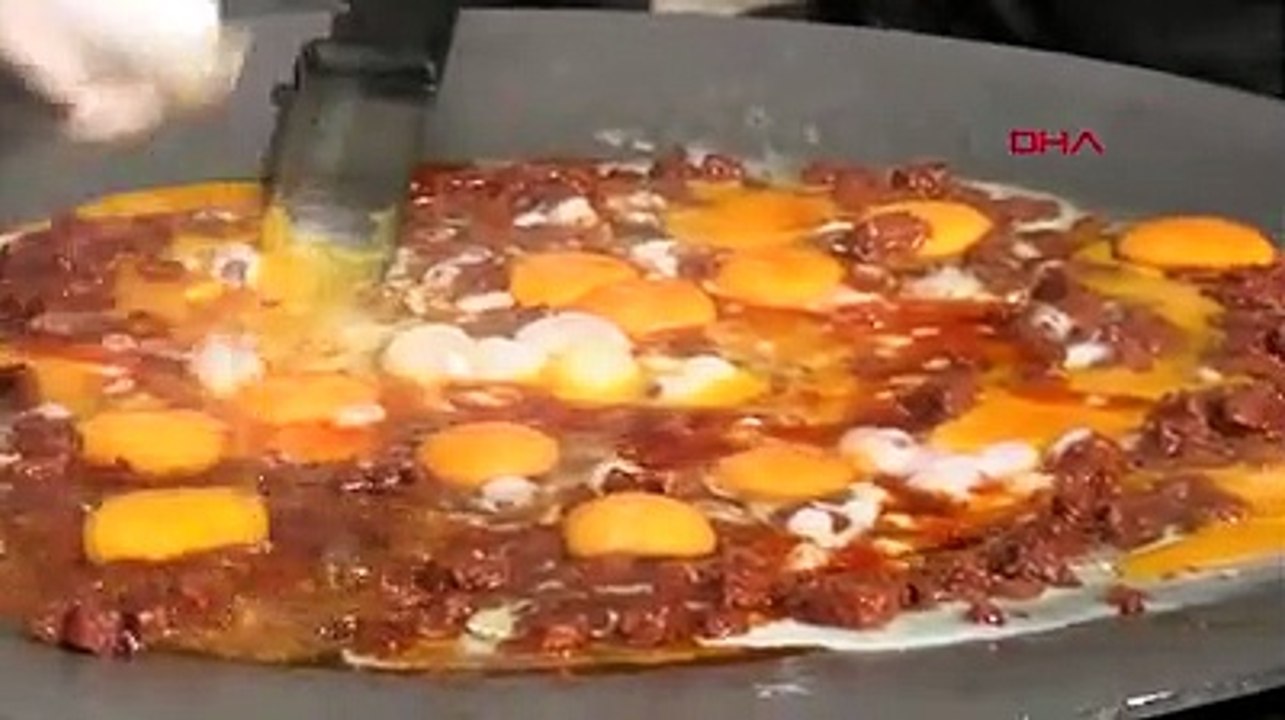 Acılı tost yeme yarışması: Bir kişi bayıldı, 7 tost yiyen kazandı