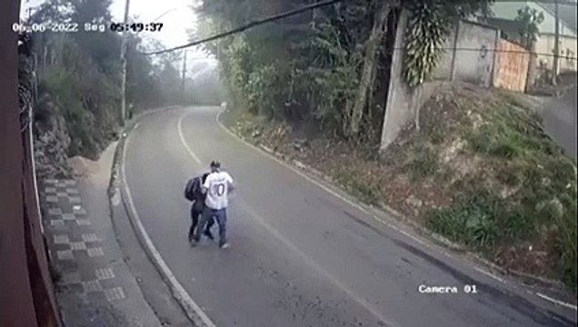 Les occupants d'un bus viennent au secours d'une femme qui se fait agresser dans la rue