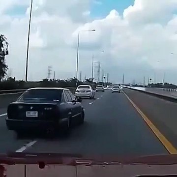 Faire une course au milieu d'une autoroute fréquentée n'est pas une bonne idée