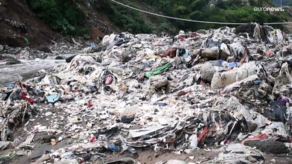 Atrapar el plástico de los ríos antes de que llegue al mar, es el proyecto de una ONG en Guatemala