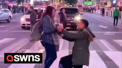 Touching moment man stops traffic in Times Square to propose to girlfriend