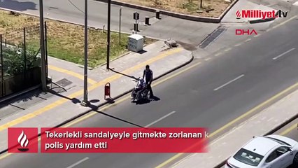 Tekerlekli sandalyeyle gitmekte zorlanan kadına polis yardım etti
