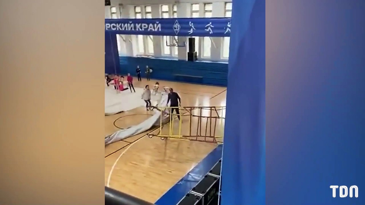 Un ouvrier se retrouvre suspendu à plusieurs mètres de haut sur une poutre...