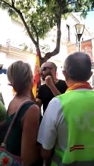 Un energúmeno la emprende a gritos y amenazas con un jubilado de VOX: "Putos fachas de mierda"