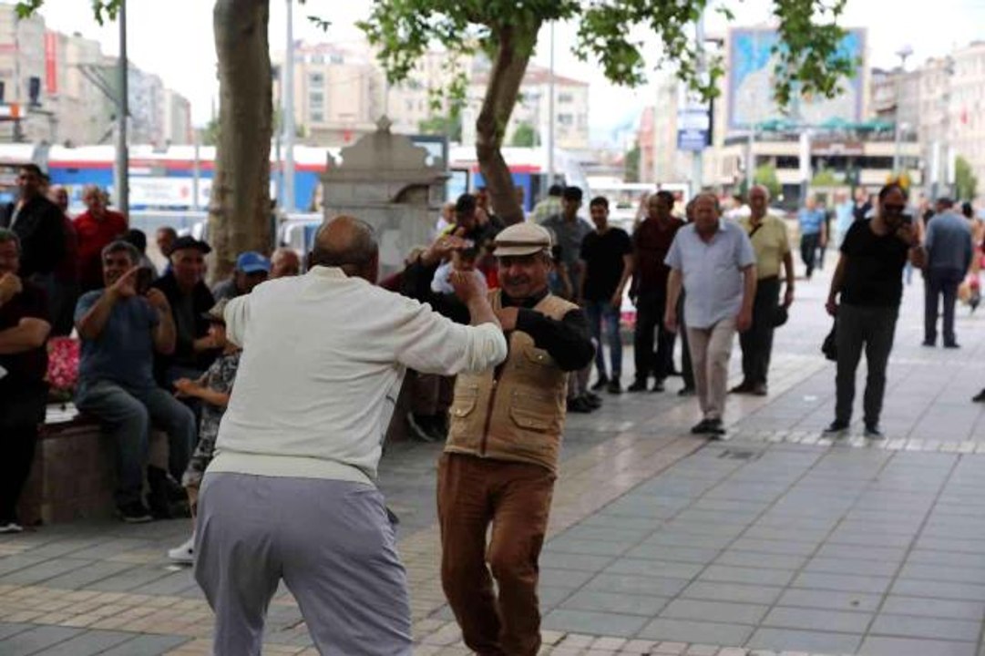 Yaşlılar meydanda konser verdi, vatandaşlar ilgiyle izledi