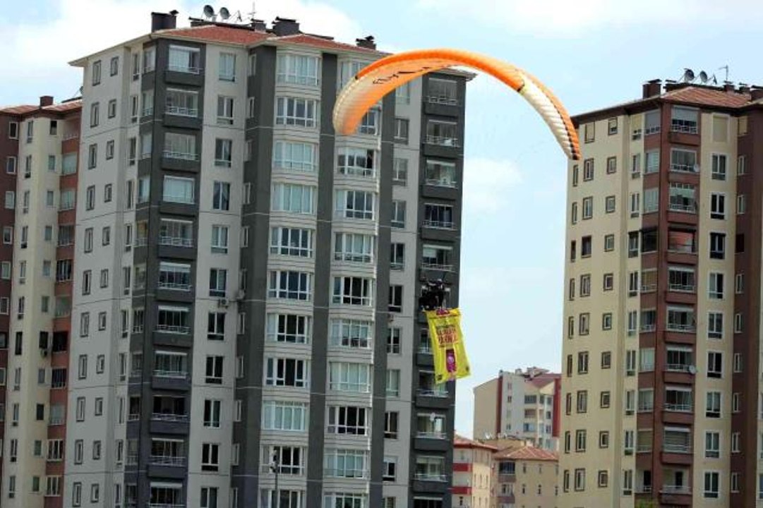 Kadına şiddete 'paraşütlü farkındalık'