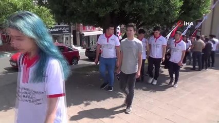 Rehberler, Bulgar ve Yunan turistler için 4 dilde baskılı tişörtlerle sahaya indi