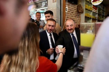 Bakan Varank Diyarbakırlılara meyan şerbeti ve limonata ikram etti