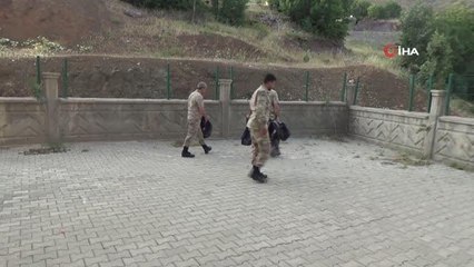 Batman'da jandarma köy okulunda çöp toplayarak çevre bilincini anlattı