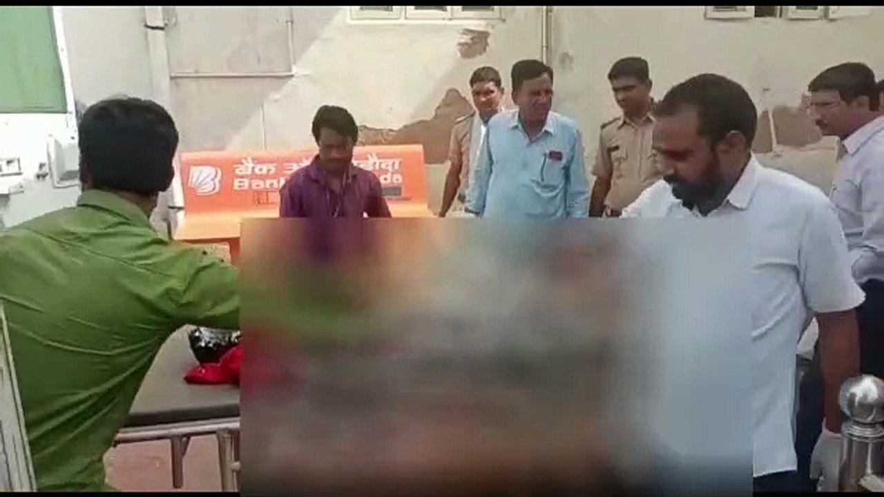 एसडीएम कोर्ट के सामने जहर खाकर वकील ने खुद को आग लगाई, फिर एसडीएम को पकडऩे दौड़ा
