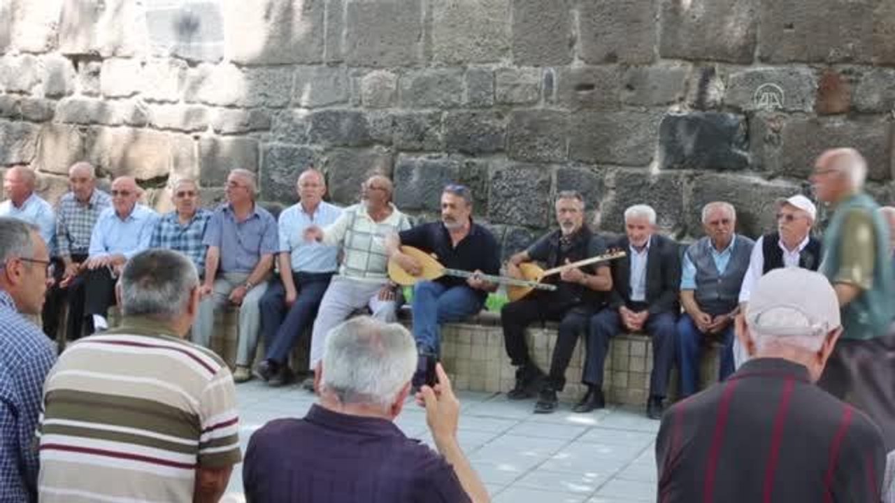 Kayseri'nin "ulu çınarları" seslendirdikleri türkülerle hem eğlendi hem eğlendirdi