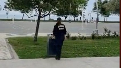 AKP’li belediyenin zabıtaları CHP afişlerini yırtıp çöpe atarken yakalandı