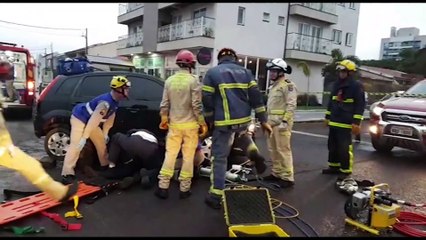 Oficial fala sobre resgate a motociclista que foi atropelado e ficou preso embaixo de veículo