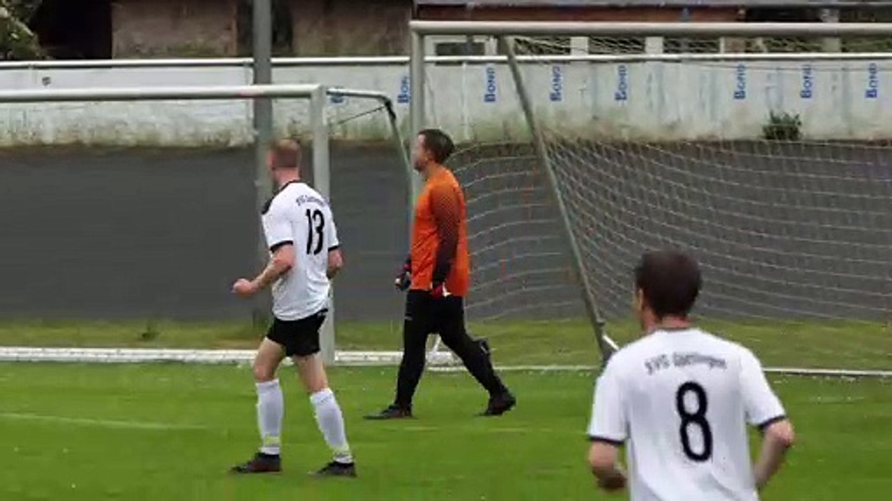 Markus Glinkowski (SVG III) hält gegen Sparta II einen Elfmeter