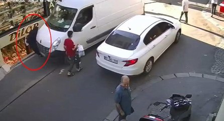 Fatih’te kaldırımdaki kadını minibüs ezdi
