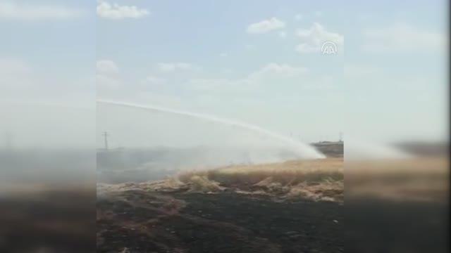 Buğday tarlasında çıkan yangını söndürmeye TOMA da destek oldu