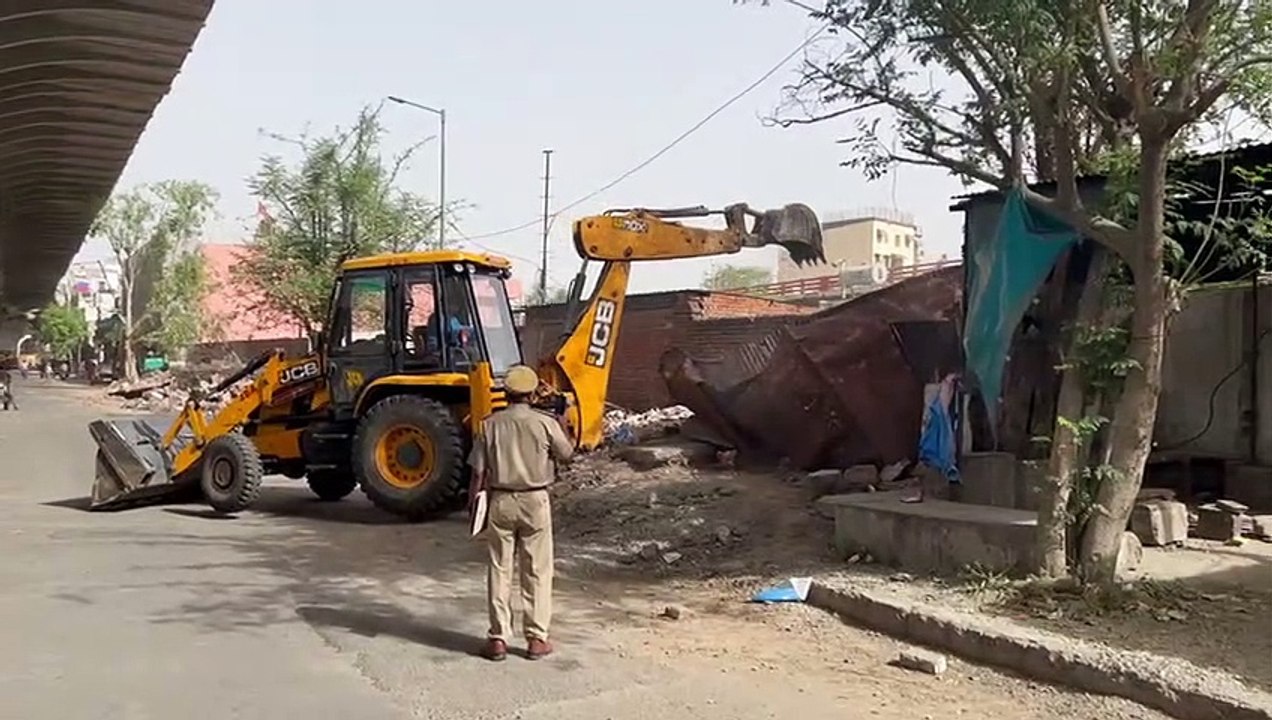 VIDEO : जयपुर की मुख्य सड़क पर चला जेडीए का बुल...