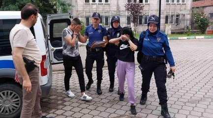 Genç sevgililer, internetten telefonunu satmak isteyen astsubayın yüzüne biber gazı sıkıp gasp etti