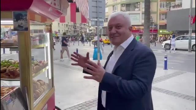 Tuncay Özkan'ın Tezgahtaki Pos Cihazını Sorduğu Simitçi: Artık, İnsanlar Nakit Gücü Azaldığı İçin Kredi Kartıyla Alışveriş Yapıyor