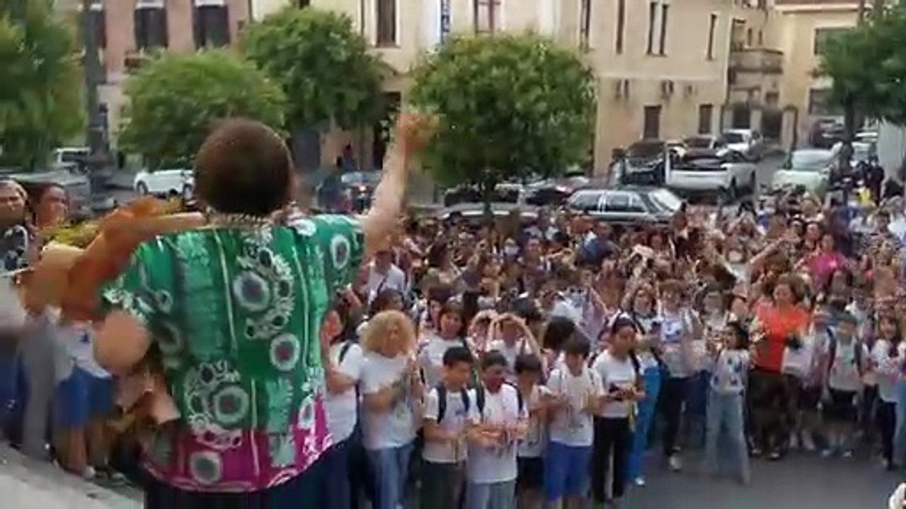 Lamezia, l’Istituto comprensivo "Perri-Pitagora" saluta la dirigente Teresa Bevilacqua