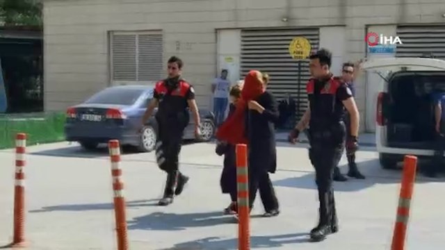 Evden hırsızlık yapan şüpheliler, görüntülendiklerini fark edince sakat numarası yaptı