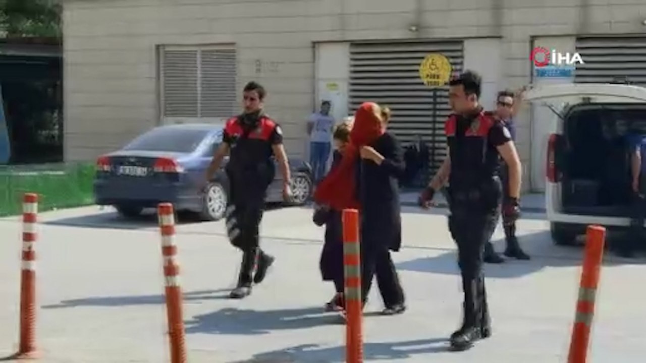 Evden hırsızlık yapan şüpheliler, görüntülendiklerini fark edince sakat numarası yaptı