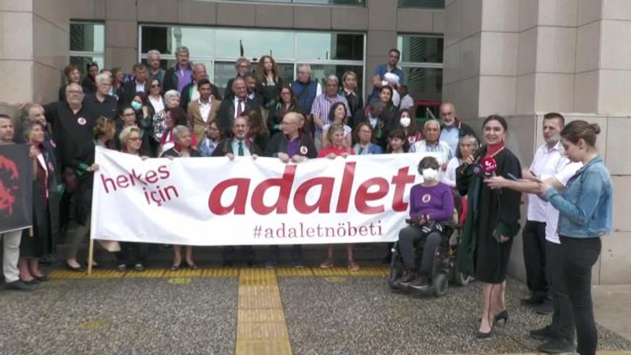 Avukatlar, Çağlayan'daki 113'üncü "Adalet Nöbeti"Ni Kadın Örgütleriyle Tuttu: "İktidarın Her Eşitsizlik Hamlesinde O Adliye Bu Adliye Sürtenleriz"