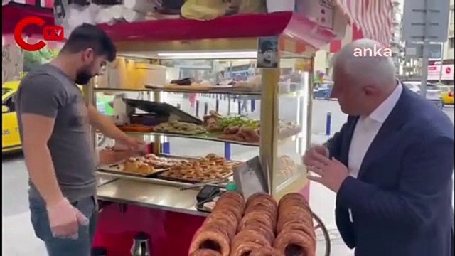 CHP'li Tuncay Özkan'ın tezgahtaki pos cihazını sorduğu simitçi: 'İnsanların nakit gücü azaldığı için kredi kartıyla alışveriş yapıyor'