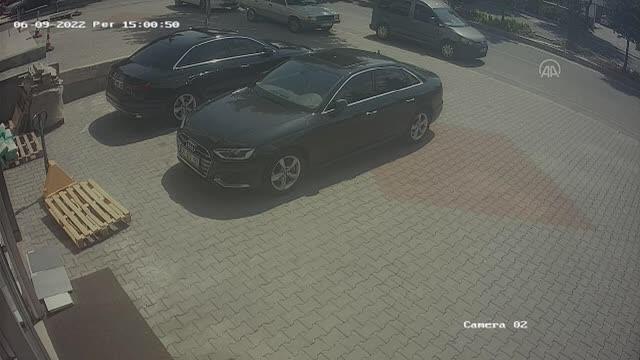 Motosikletin otomobile çarpmasını güvenlik kamerası kaydetti